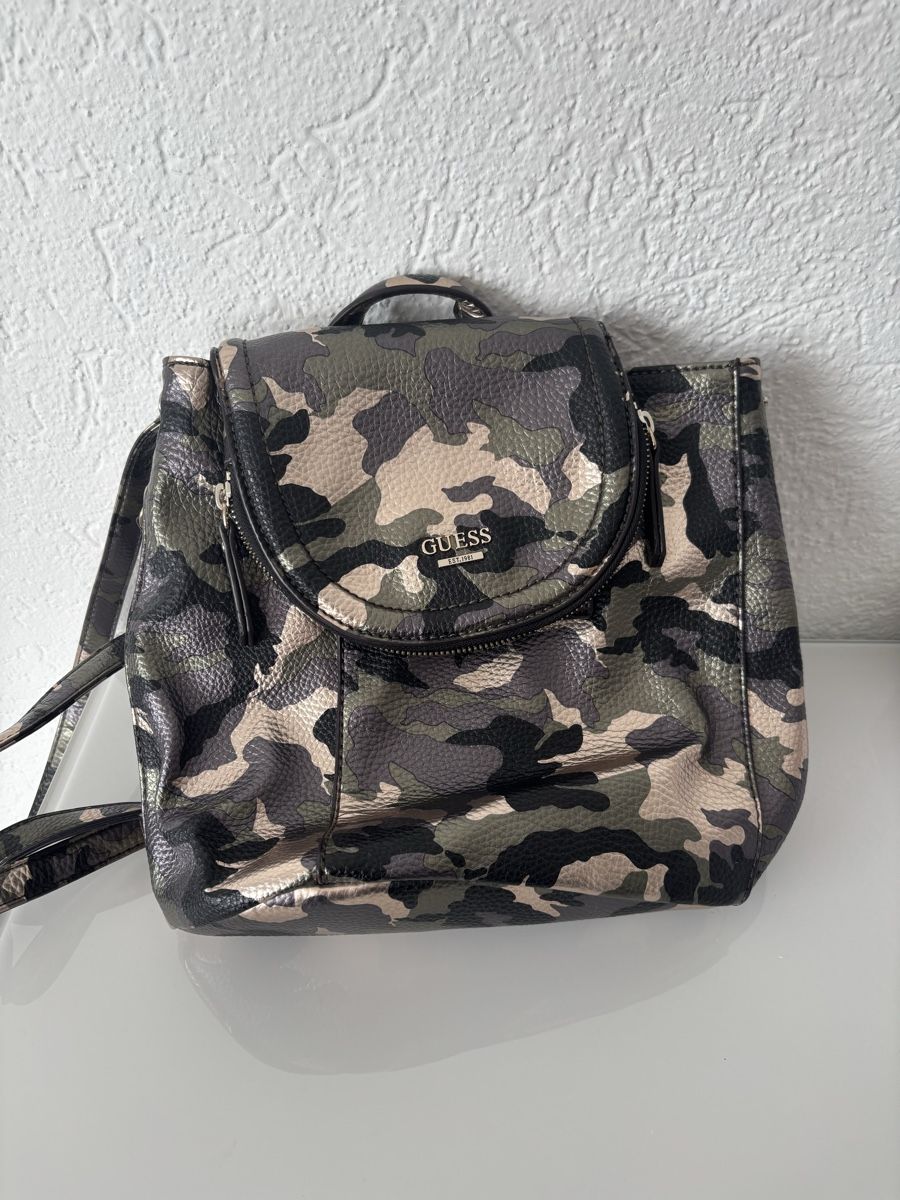 Guess Zaini: Sac à dos Guess camouflage – Usato da La Chaux-de-Fonds venduto da mel_7chs 3
