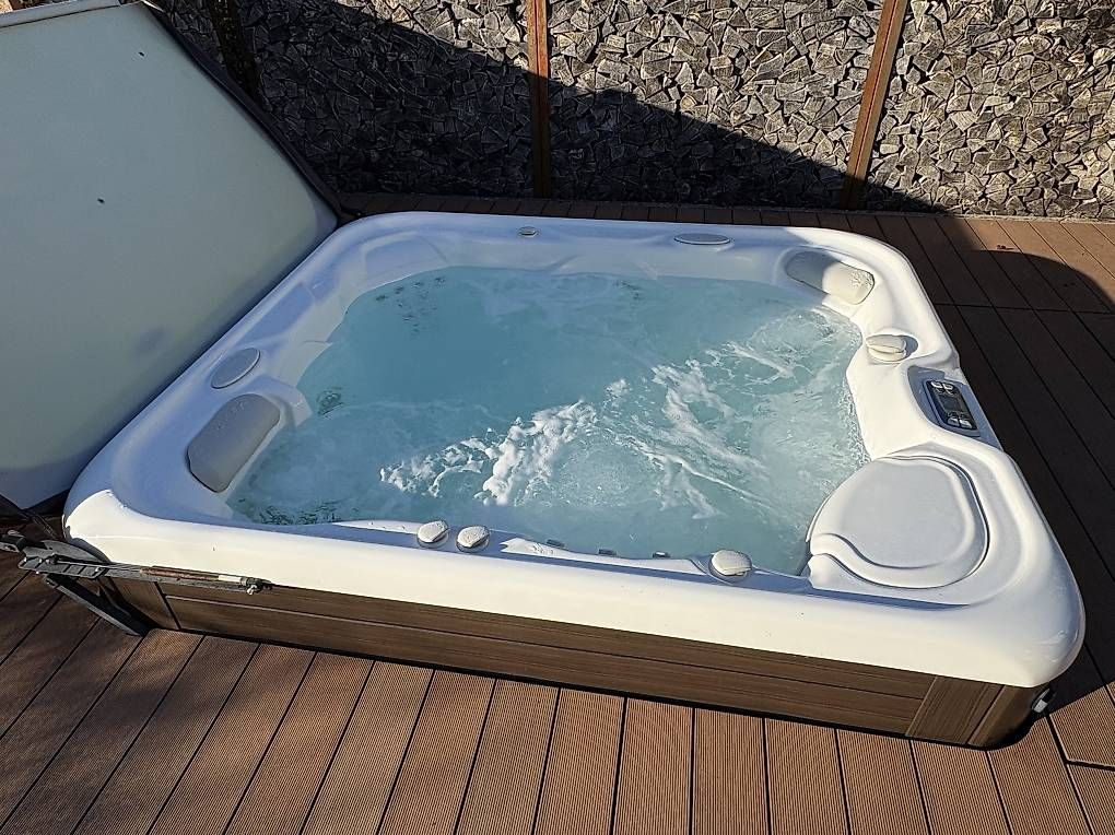 Whirlpool: HotSpring Whirlpool "Sovereign" – Gebraucht aus Ramlinsburg von Alexandra.M. 3
