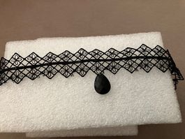 Schwarzes Spitzenband mit Muster und schwarzem Glasstein