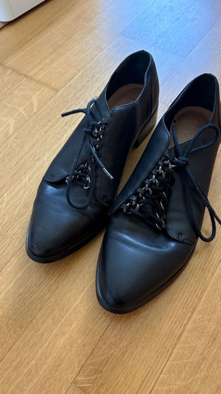 Scarpe da donna: Schwarze Schuhe mit Ketten-Detail – Usato da Neuenhof venduto da pfiffoltra