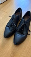 Schwarze Schuhe mit Ketten-Detail