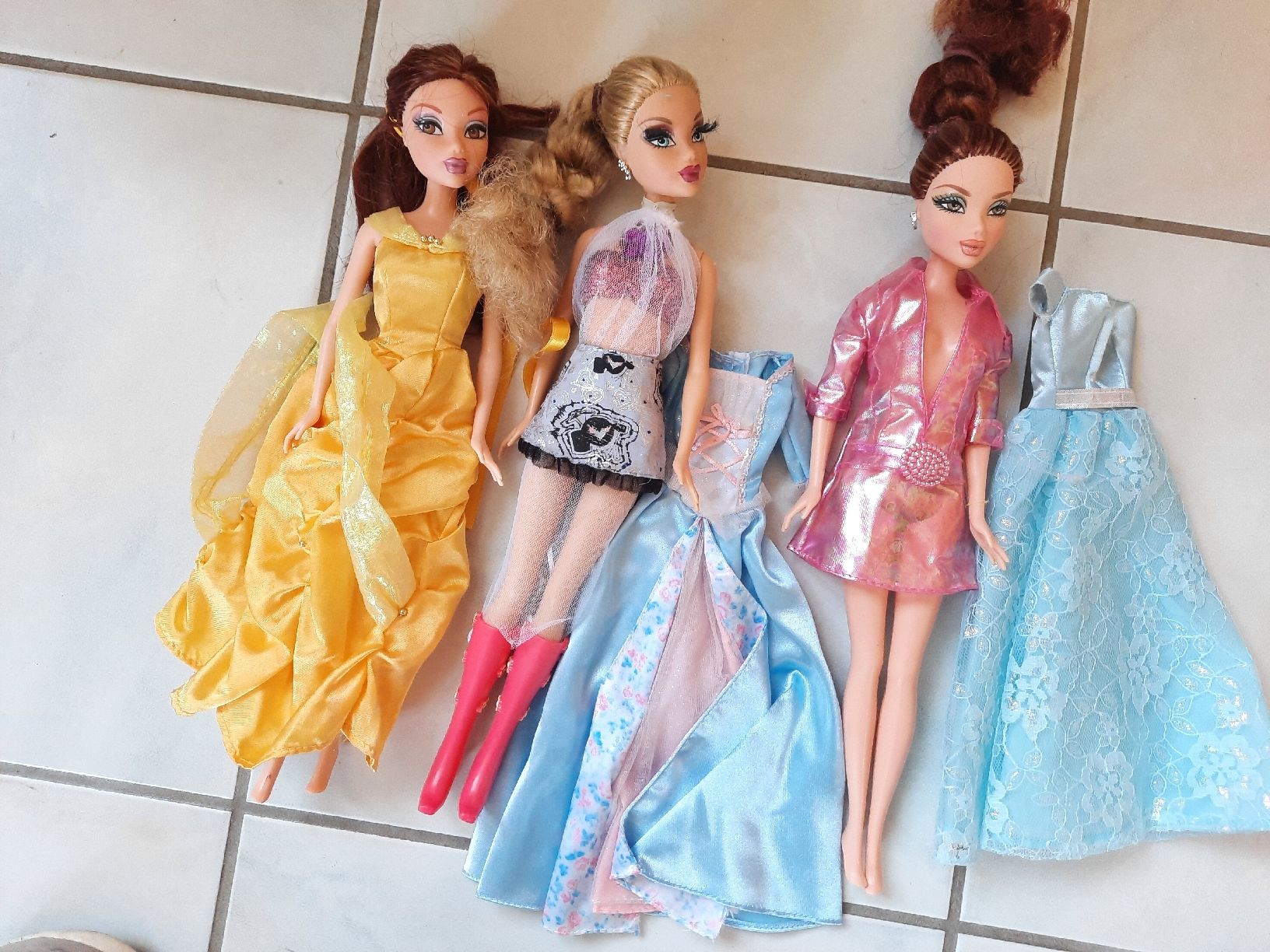 Bambole: 3 WINX + 2 ROBES – Usato da Le Locle venduto da marylise01