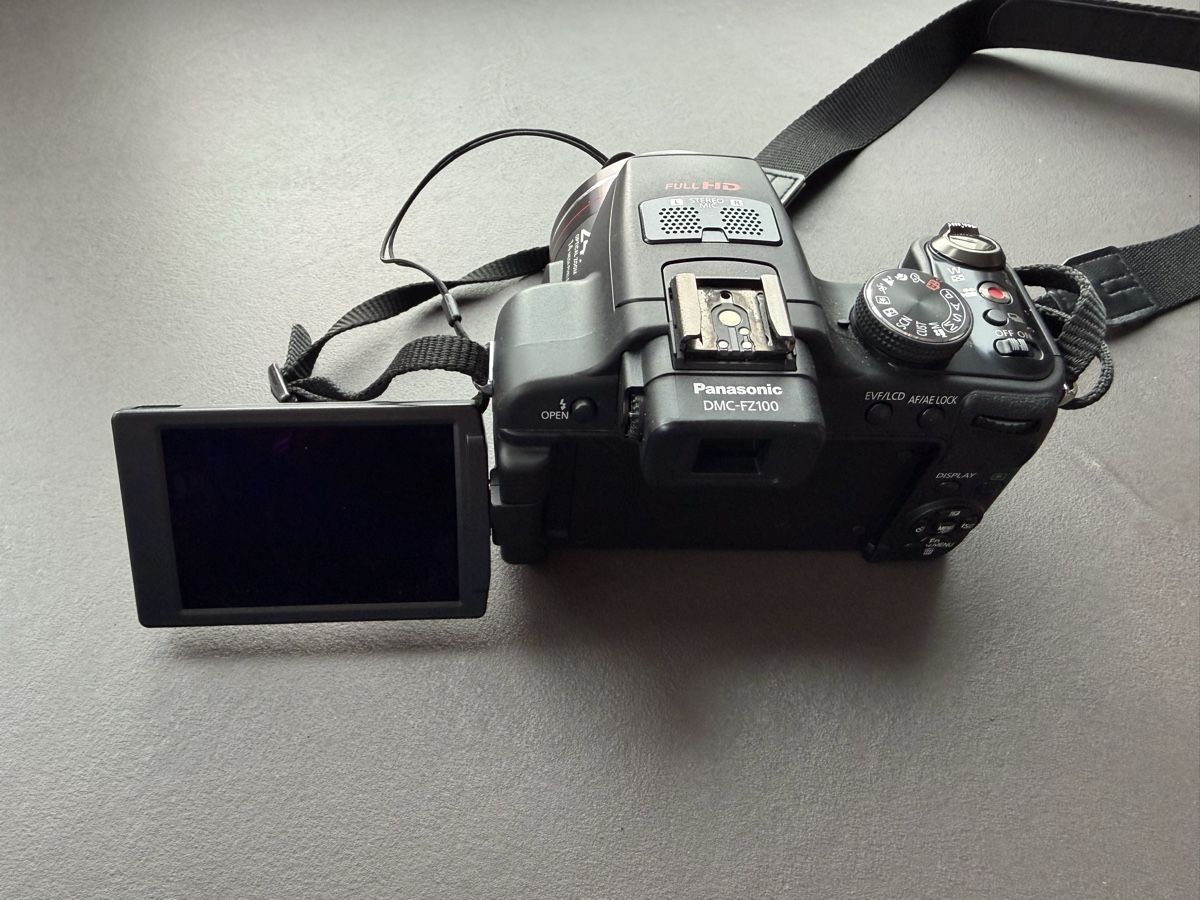 Panasonic Fotocamera: Digitalkamera Panasonic Lumix FZ 100 – Usato da Düdingen venduto da 2633350 1