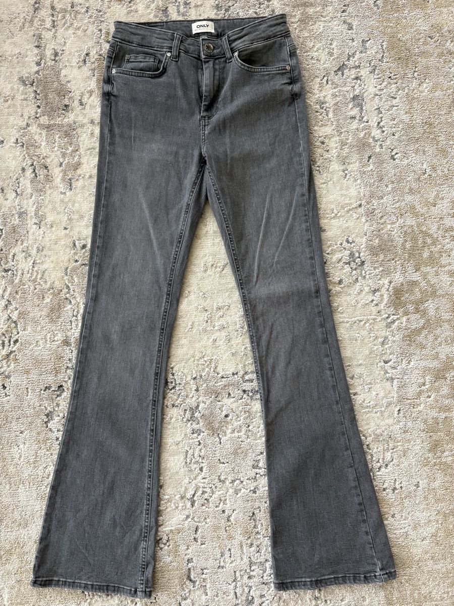 Only Jeans: Bootcut Damenjeans in Grau – Neuf (Voir description) à Balzers par lea_sy5p