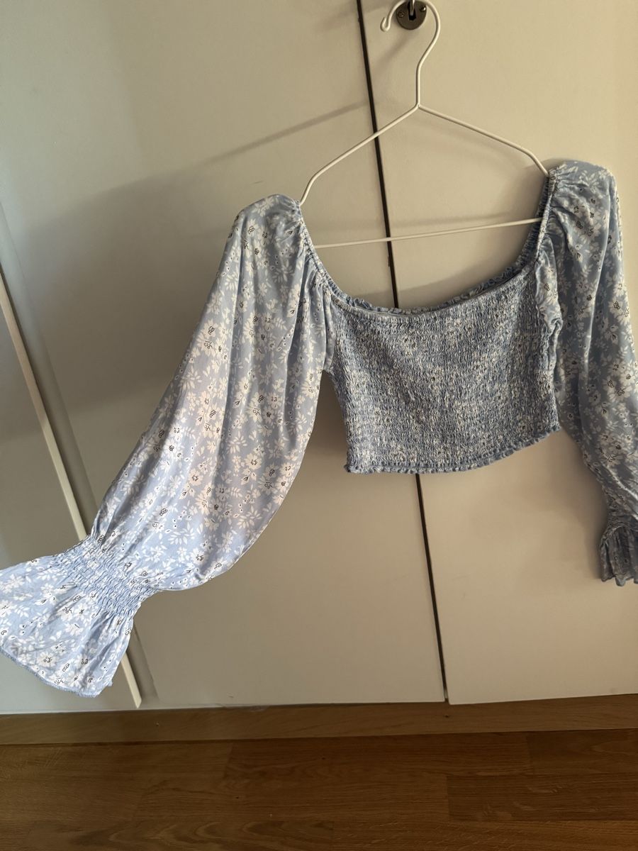 Camicette: Bluse mit hellblauem Blumenmuster, schulterfrei Gr. XS/S – Nuovo (secondo la descrizione) da Pfäffikon ZH venduto da aitm_00 1