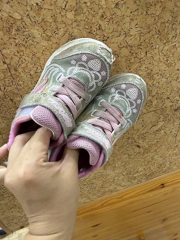 Schuhe für Mädchen: Sketchers light Schuhe Licht gr.26  – Gebraucht aus Flawil von PWMU