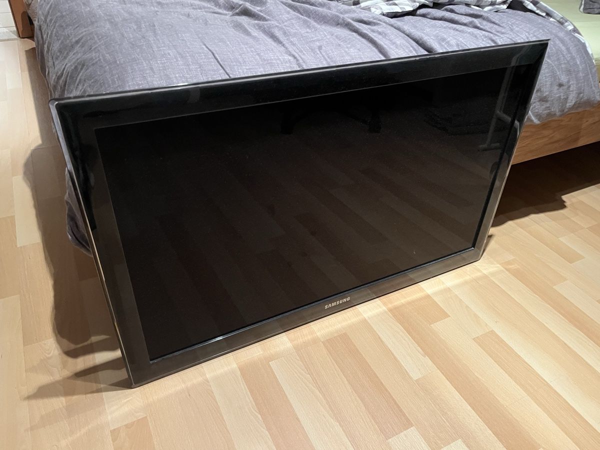 Samsung Televisori: Samsung Fernseher mit Deckenhalterung – Usato da Gommiswald venduto da diegoe_