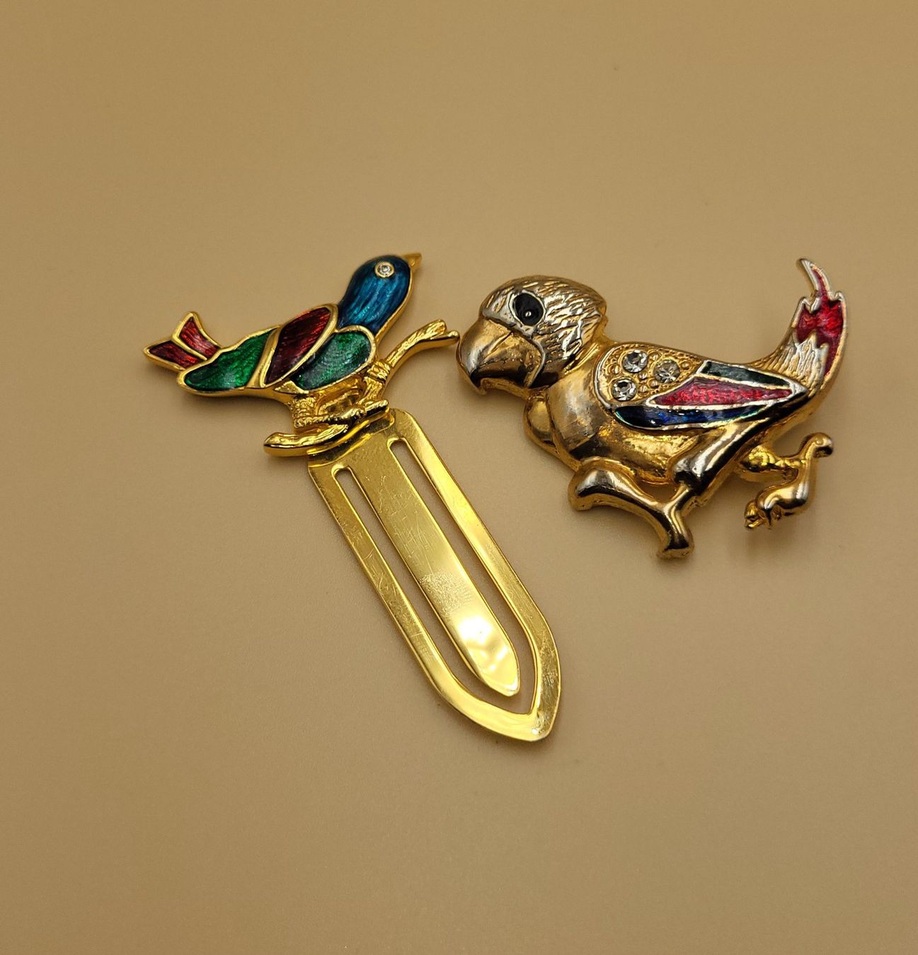 Spille & Fermagli: Goldene Vögel Broschen mit Emaille – Usato da Wald ZH venduto da SwissPawnshop 2