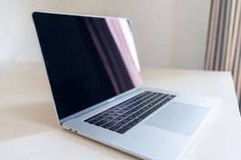  MacBook Pro 15" (2018)  i7/16GB/256GB  nur 217 Zyklen!