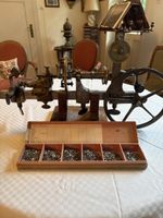 Tour d‘horloger antique avec pièces détachées diverses 