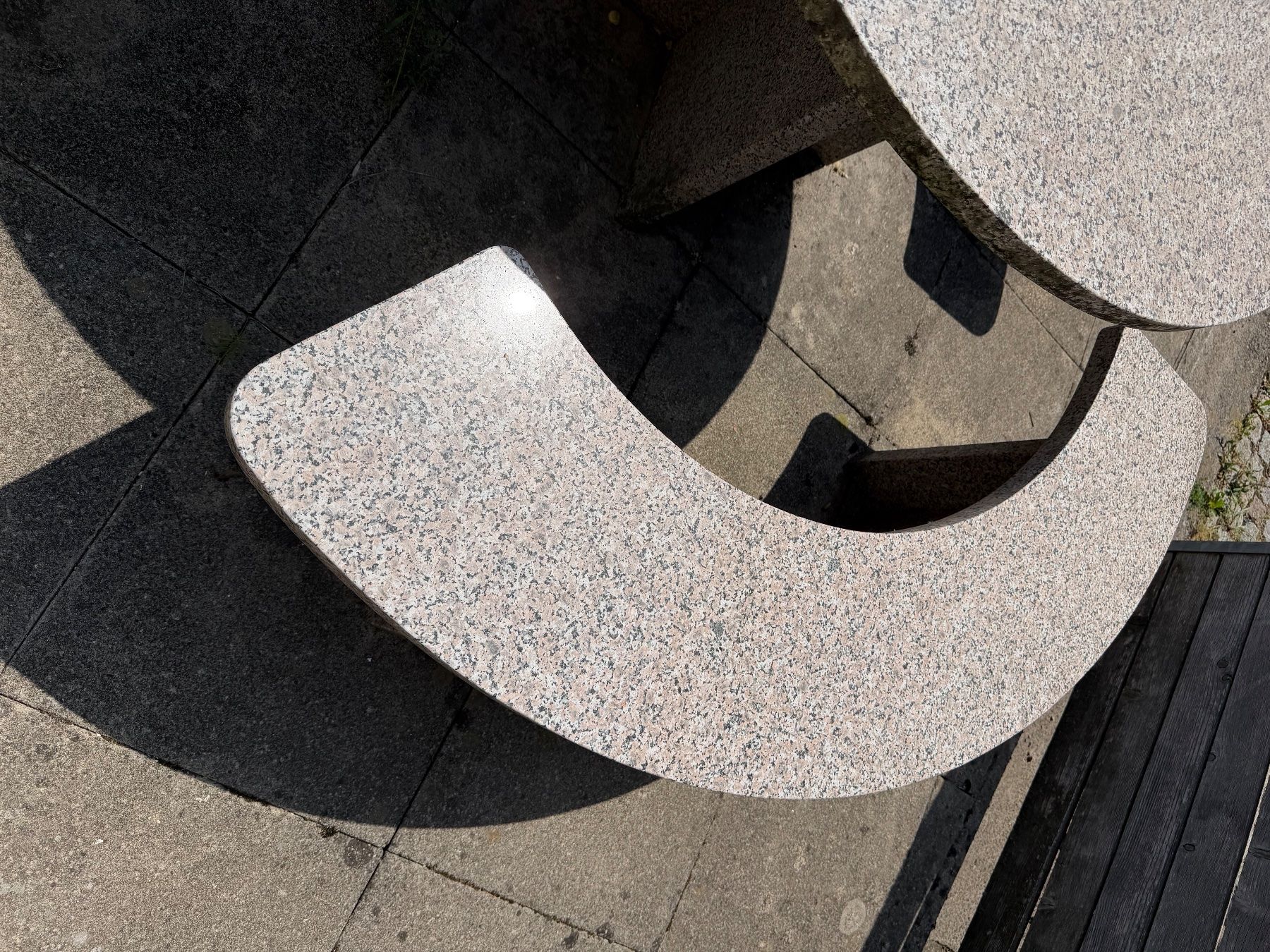 Tables: Granittisch mit Sitzbank rund – D'occasion à Wangen ZH par pme_c5hx 6