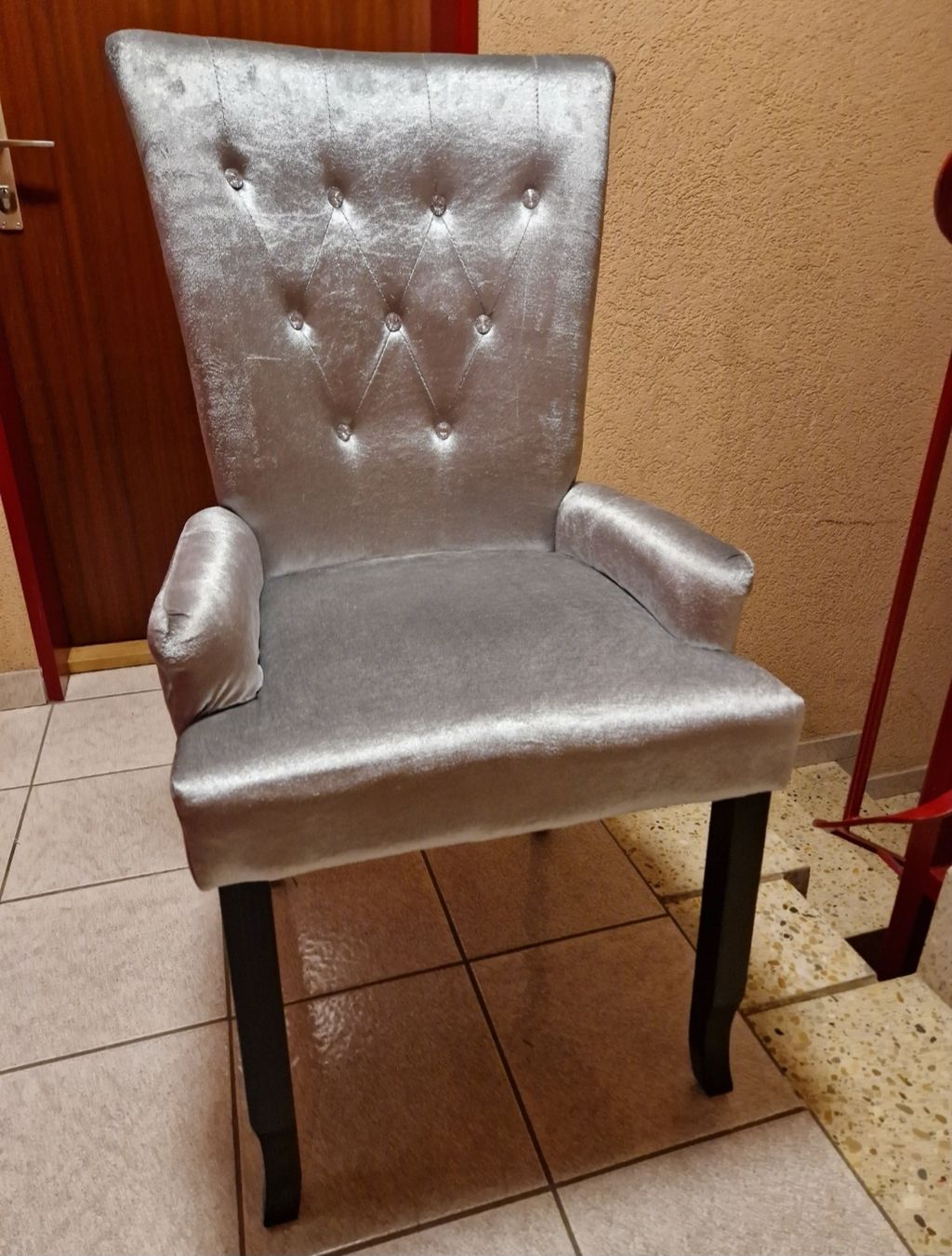 Poltrone: chaise fauteuil gris avec strass – Nuovo (secondo la descrizione) da Penthaz venduto da Sosotroc 1