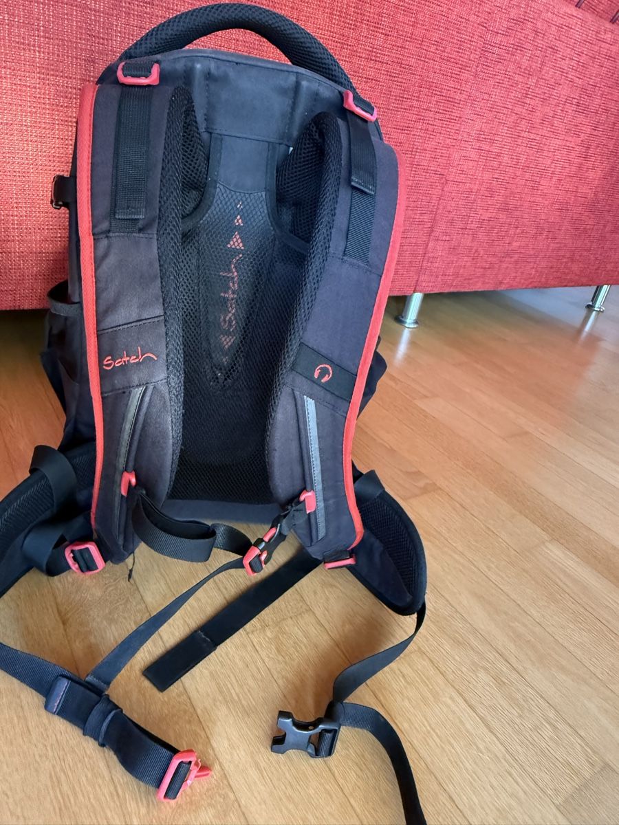 Satch Rucksäcke: Schulrucksack Satch schwarz-rot – Gebraucht aus Birsfelden von vulgopen 3