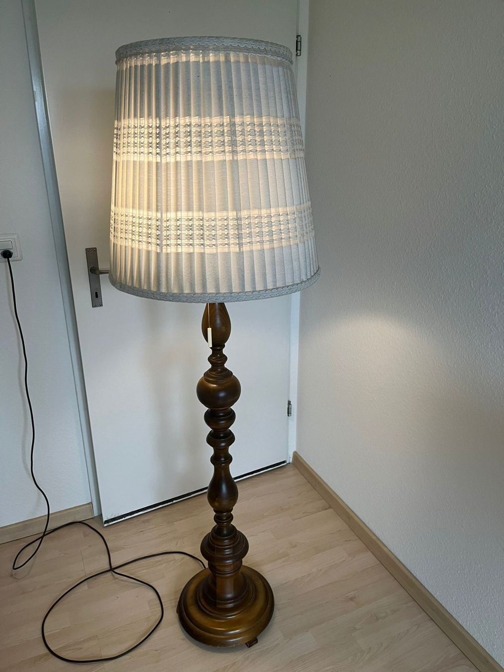 Lampade: Stehleuchte - Lampensäule Eiche gedrechselt – Usato da Neuendorf venduto da BubiNe
