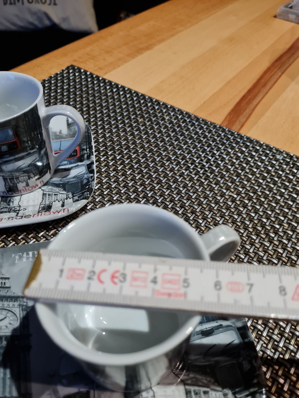 Tazze: 2 London Tassen mit passenden Tabletts, neu. – Nuovo (secondo la descrizione) da Münsingen venduto da Cuci31 4