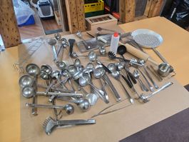 Posten mit diversen gebrauchten Schöpflöffeln usw. ab 1.-