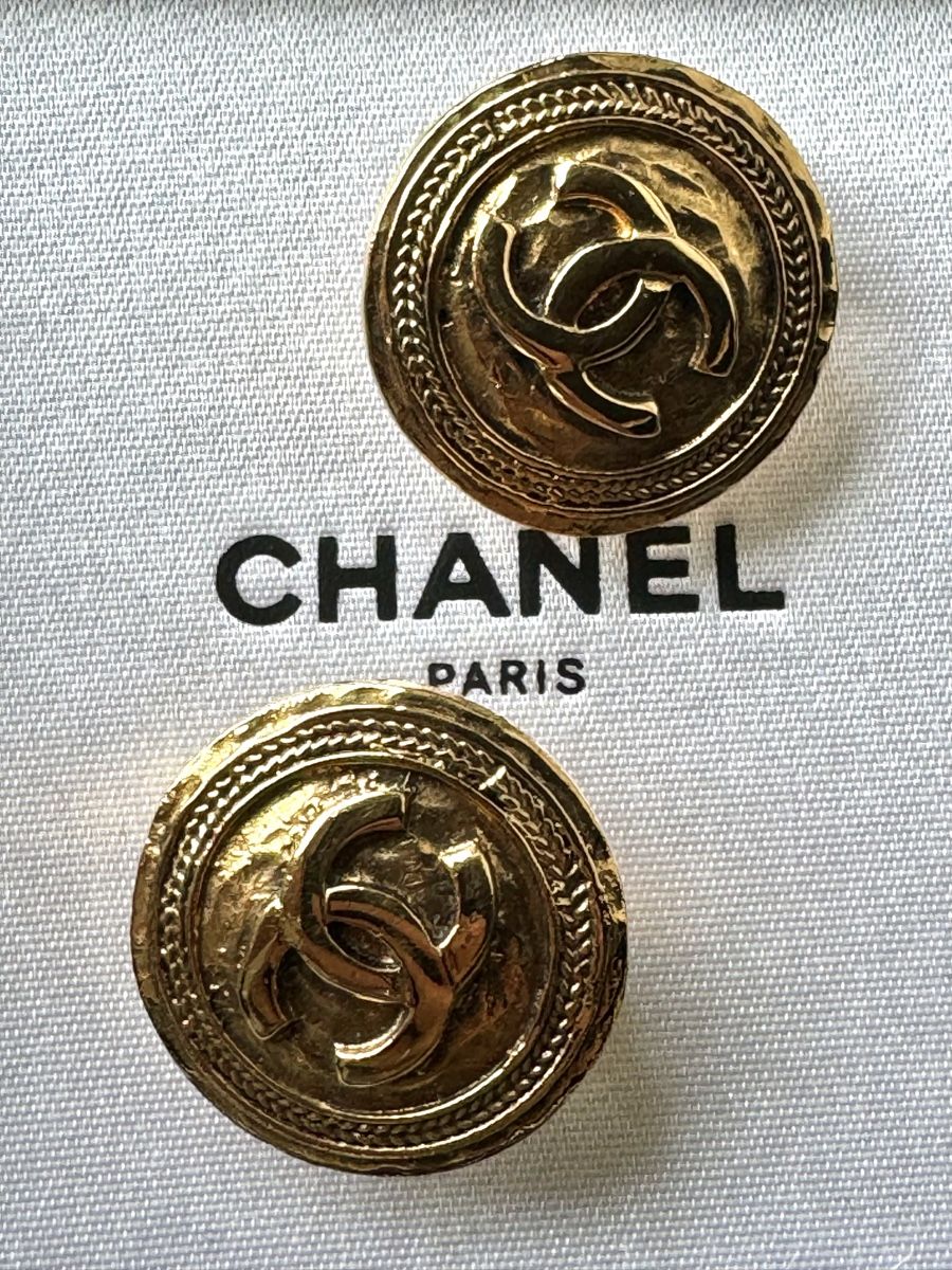 Chanel Ohrringe & -stecker: Chanel Gold CC Ohrclips Vintage – Gebraucht aus Kriens von hannaandkiko