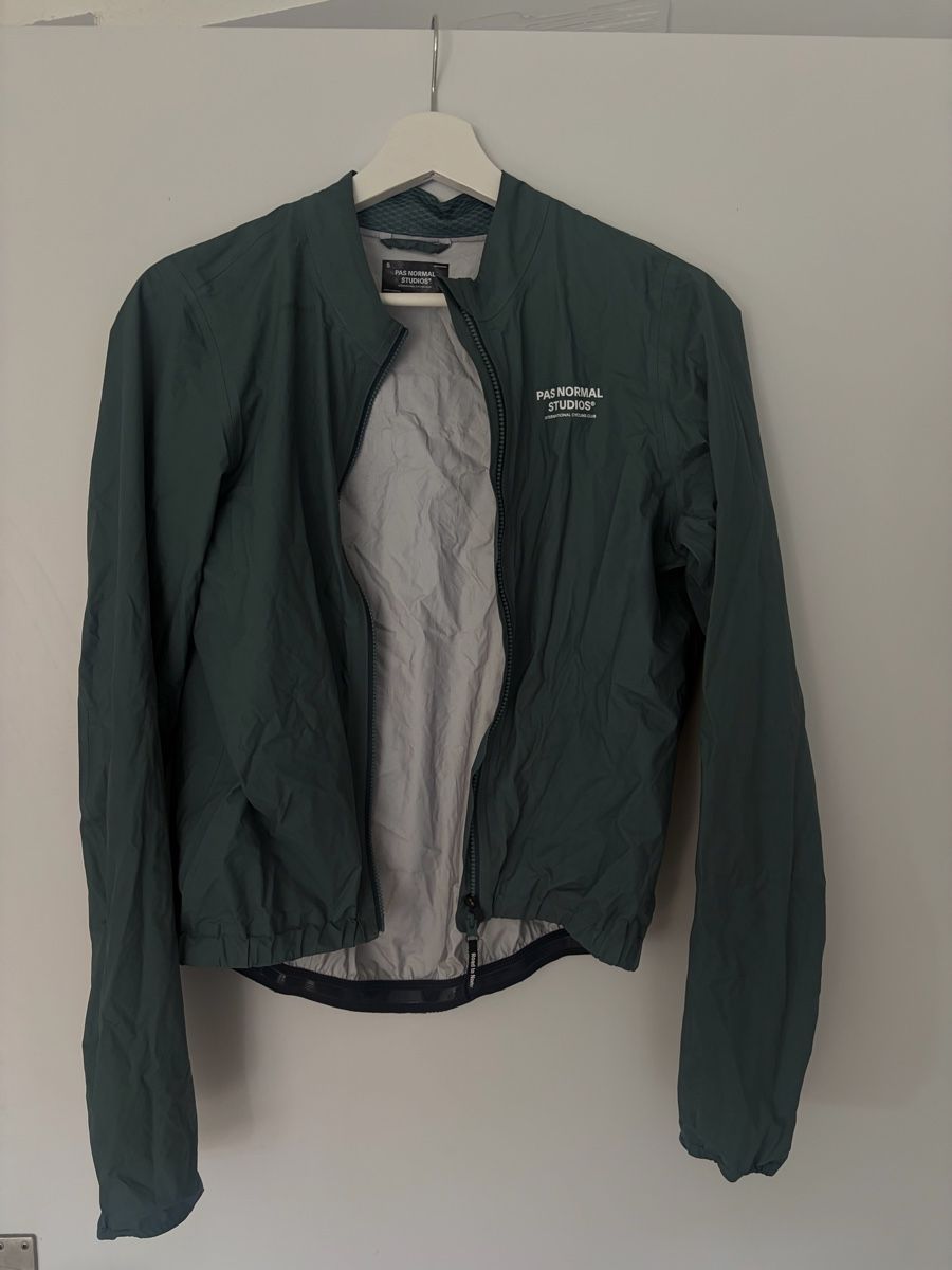 Pas Normal Studios Maillots de corps & Pantalons: Pas Normal Mechanism Rain Jacket – D'occasion à Zürich par yidan.fischer