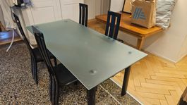 Glastisch mit Stühlen