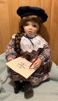 Porzellanpuppe "Isabelle" von Gaby Rademann sitzend ca. 27cm