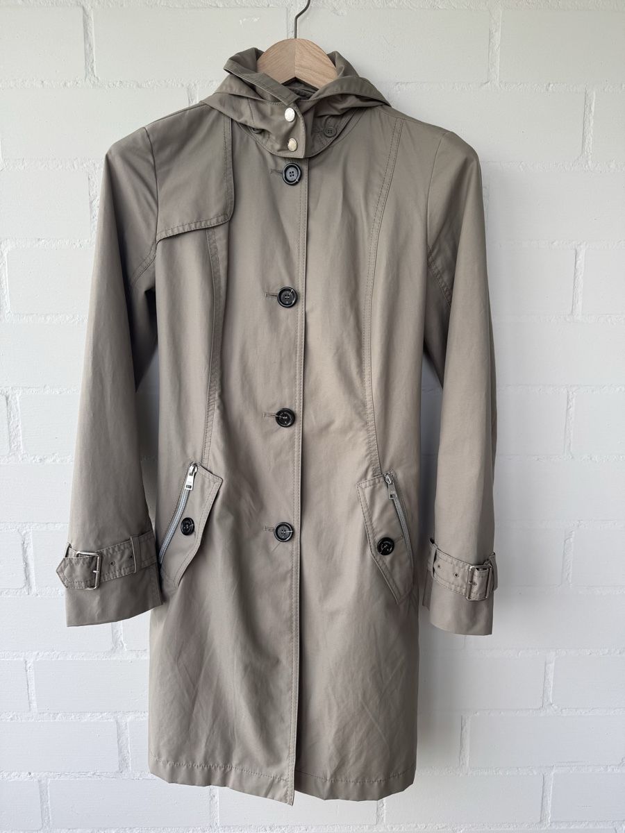 Fuchs Schmitt Cappotti: FUCHS SCHMITT Trenchcoat olive-grau Gr. 34 NEU!! – Nuovo (secondo la descrizione) da Brütten venduto da Rod816 2