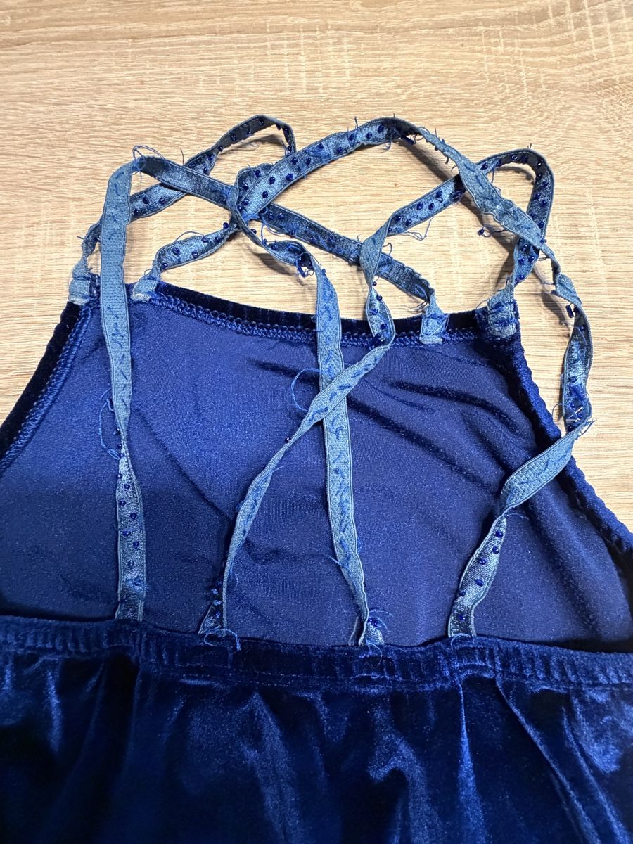 Scarpe, pantaloni & magliette da ginnastica: Samt Kürkkleid Dunkelblau Gr. 152 – Usato da Trimbach venduto da Schwaenchen 3