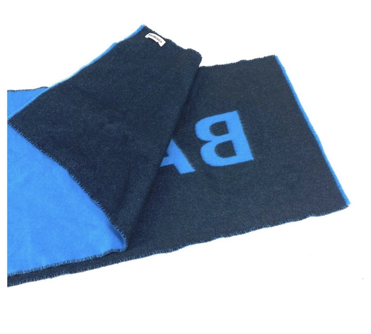 Balenciaga Foulard & Sciarpe: Balenciaga Sciarpa Big Logo – Nuovo (secondo la descrizione) da Dino venduto da Robtherabbit 1