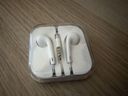 Écouteurs Apple EarPods avec boîtier blanc. Neuf!