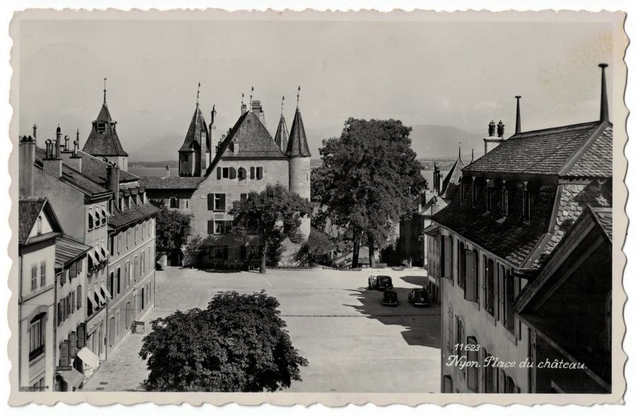 Cartoline postali: Nyon, Place du Ch'âteau, circulée 1951 – Usato da Frauenfeld venduto da POML