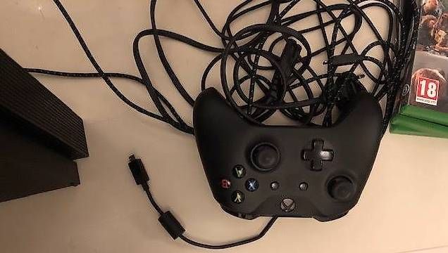 Console: X-Box One X Console + 3 jeux vidéos – Usato da Le Grand-Saconnex venduto da aru_jl2c 3