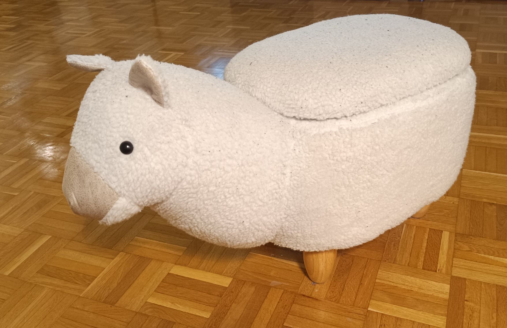 Tabourets: Lammahocker mit Staufach – D'occasion à Emmenbrücke par che_fgx2