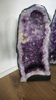 Amethystdruse mit Calcit