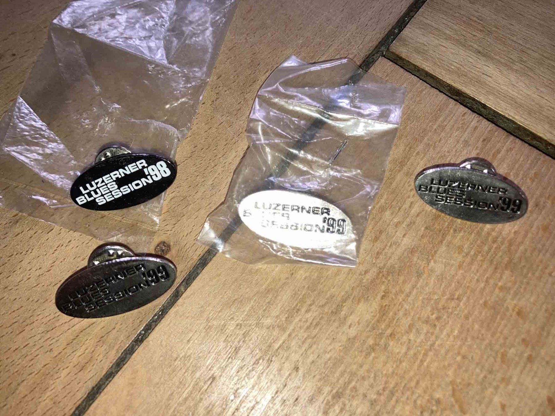 Plaketten & Abzeichen: 4 Pins Luzerner Blues Session 1x 1998, 3x 1999 – Gebraucht aus Luzern von Needful_Things 1