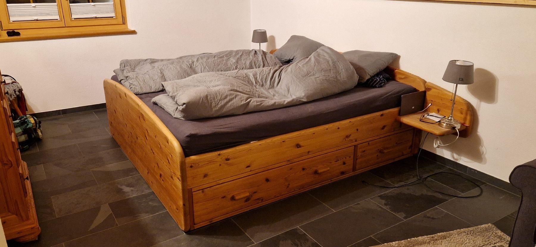 Betten: Doppelbett Massivholz – Gebraucht aus Mastrils von Abns