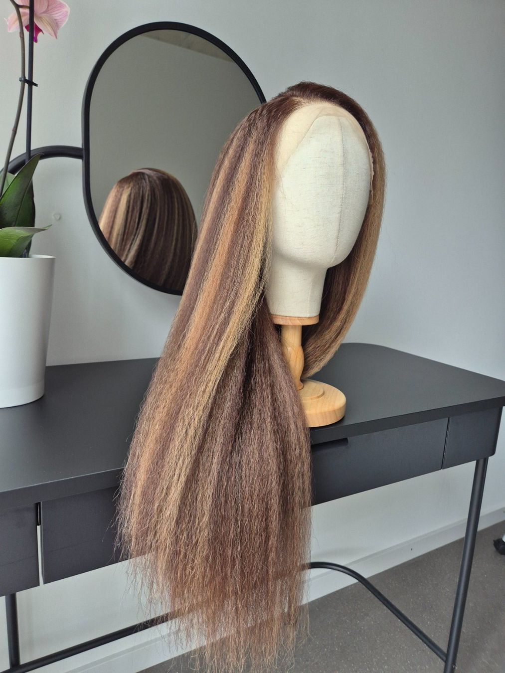 Parrucche: Neue Kunsthaar Perücke. New wig – Nuovo e nell'imballaggio originale da Zürich venduto da pla_tm9w 9