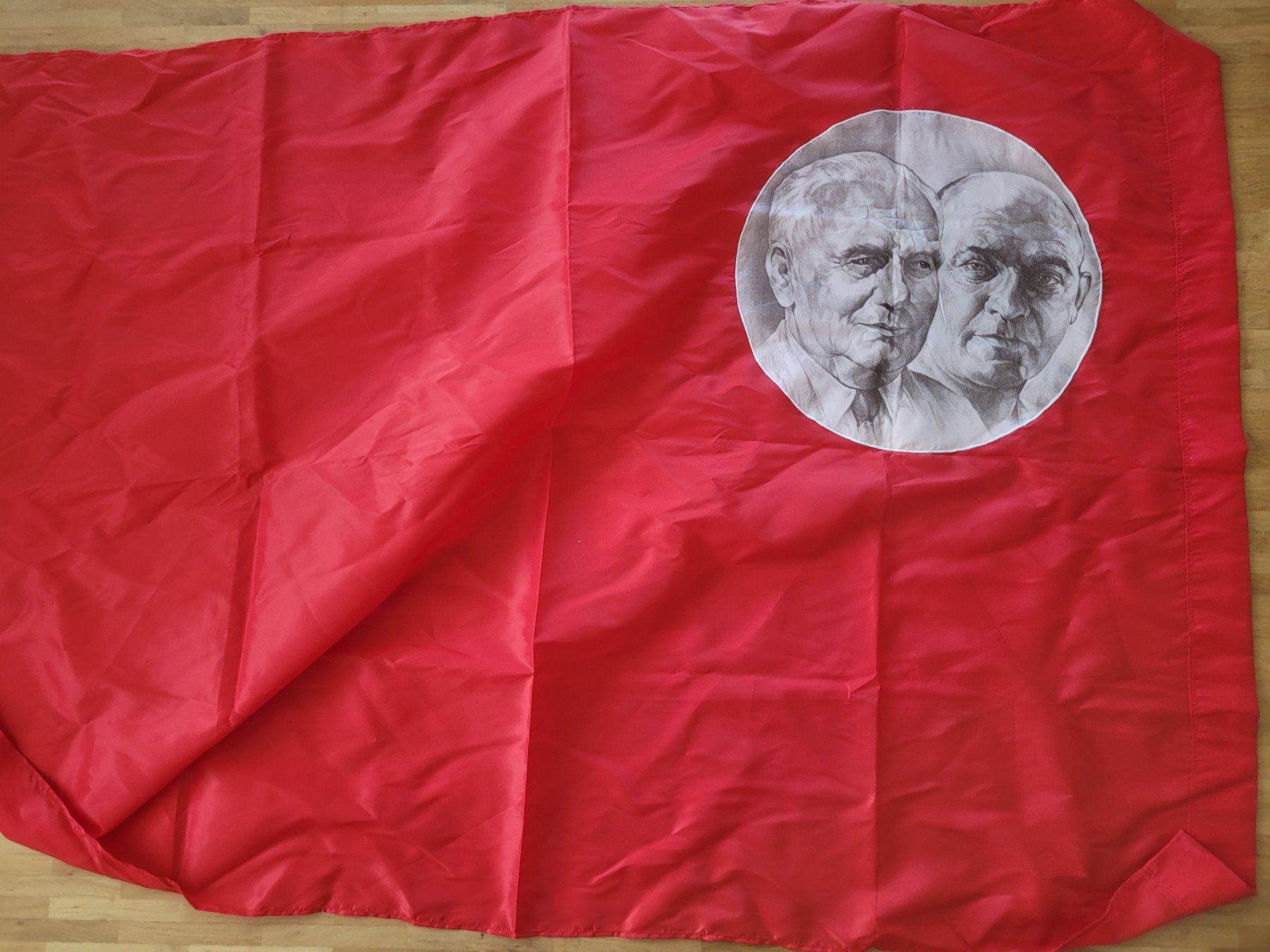 Armi bianche: DDR , "SED Ehrenbanner" Flagge – Usato da Kriens venduto da KTP 1