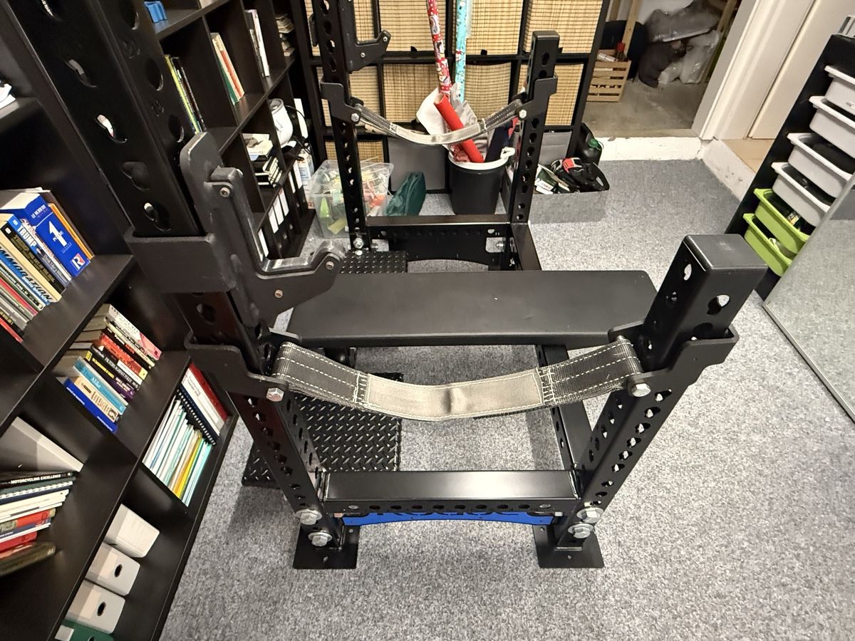 Rogue Hometrainer: Support de musculation Rogue avec banc, bon état – Gebraucht aus St-Prex von RR1973 1