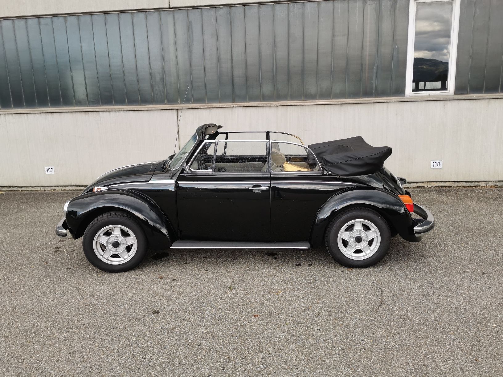 VW Automobili: VW Käfer Cabriolet 1303  in Schwarz – Usato da Oberriet SG venduto da amm_5w5x 4