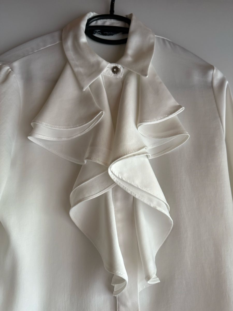 Zara Camicette: Zara weisse Bluse mit Rüschchen Grösse XS – Usato da Buchs AG venduto da Dasmusstduhaben 1