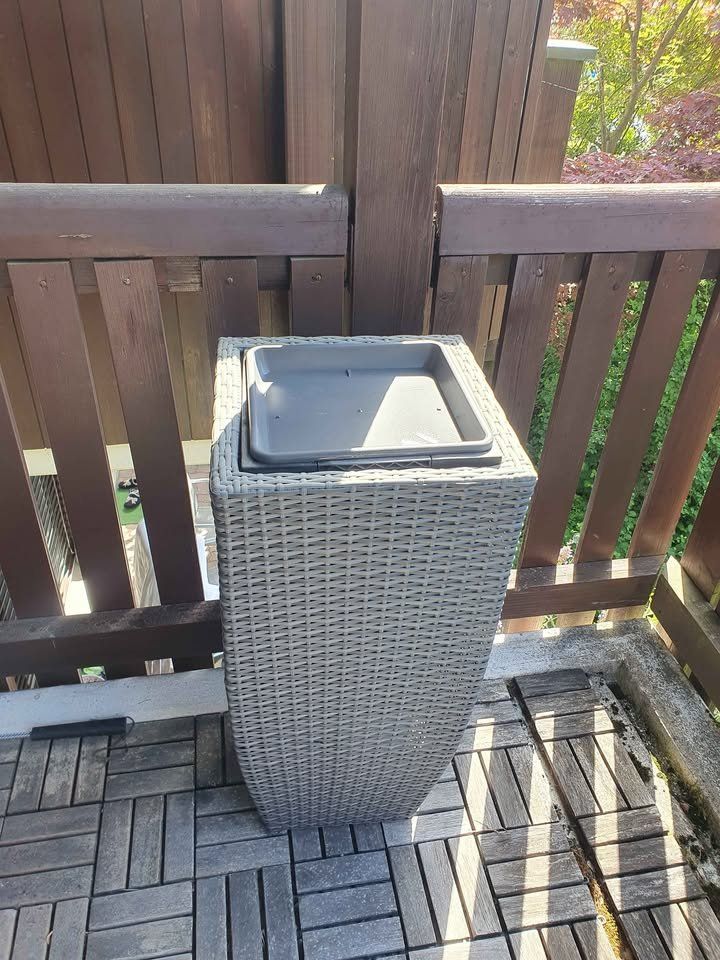 Altro per la casa: Rattan-Pflanzkübel Blumentopf Blumenständer – Nuovo (secondo la descrizione) da Oberrieden venduto da pavlos2000pavlos