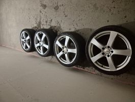 4x Pneu 225x30 R18 mit Dezent Felgen