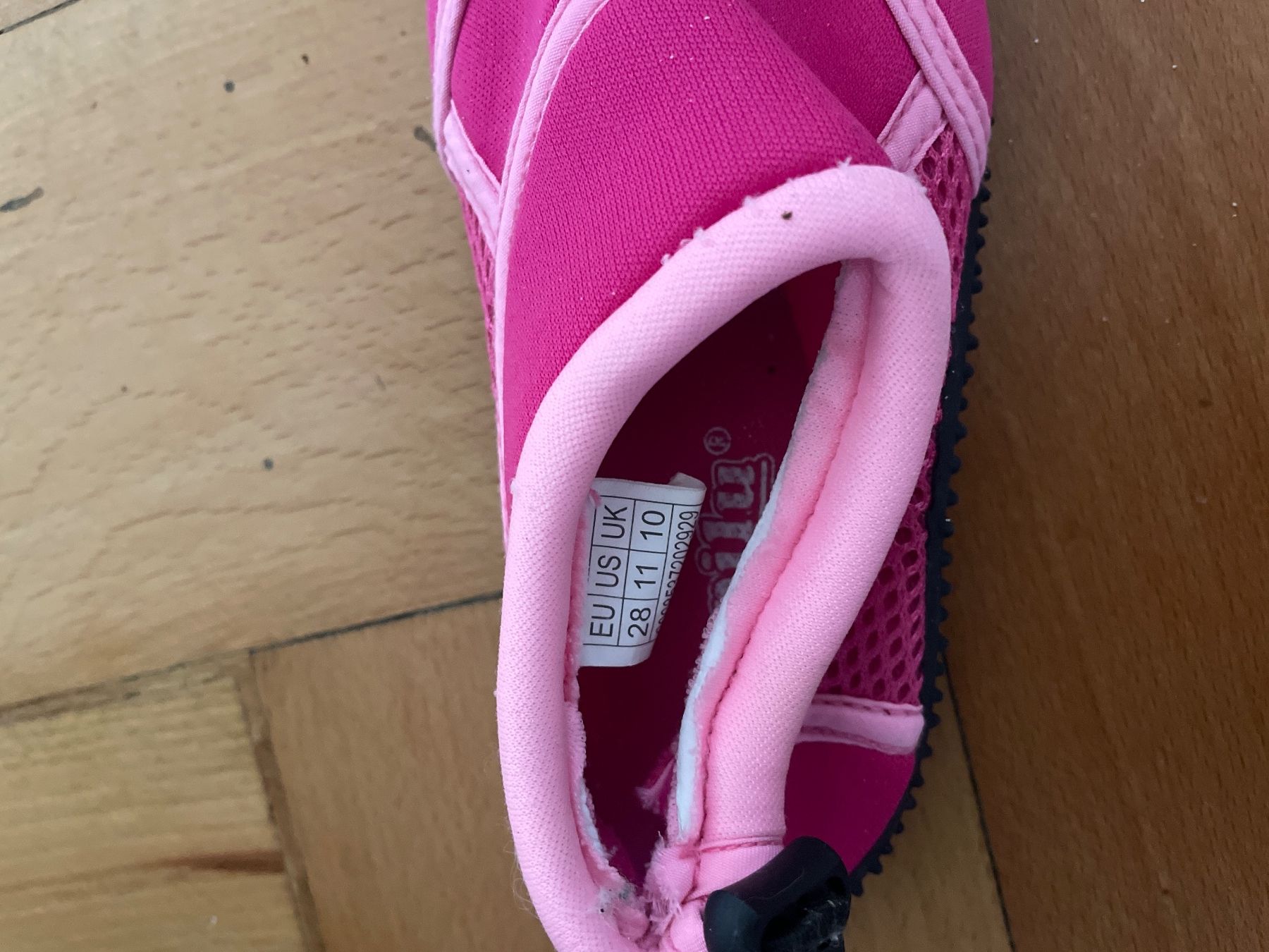 Chaussures filles: Badeschuhe Grösse 28 – D'occasion à Schönholzerswilen par MichaelaSommer 2
