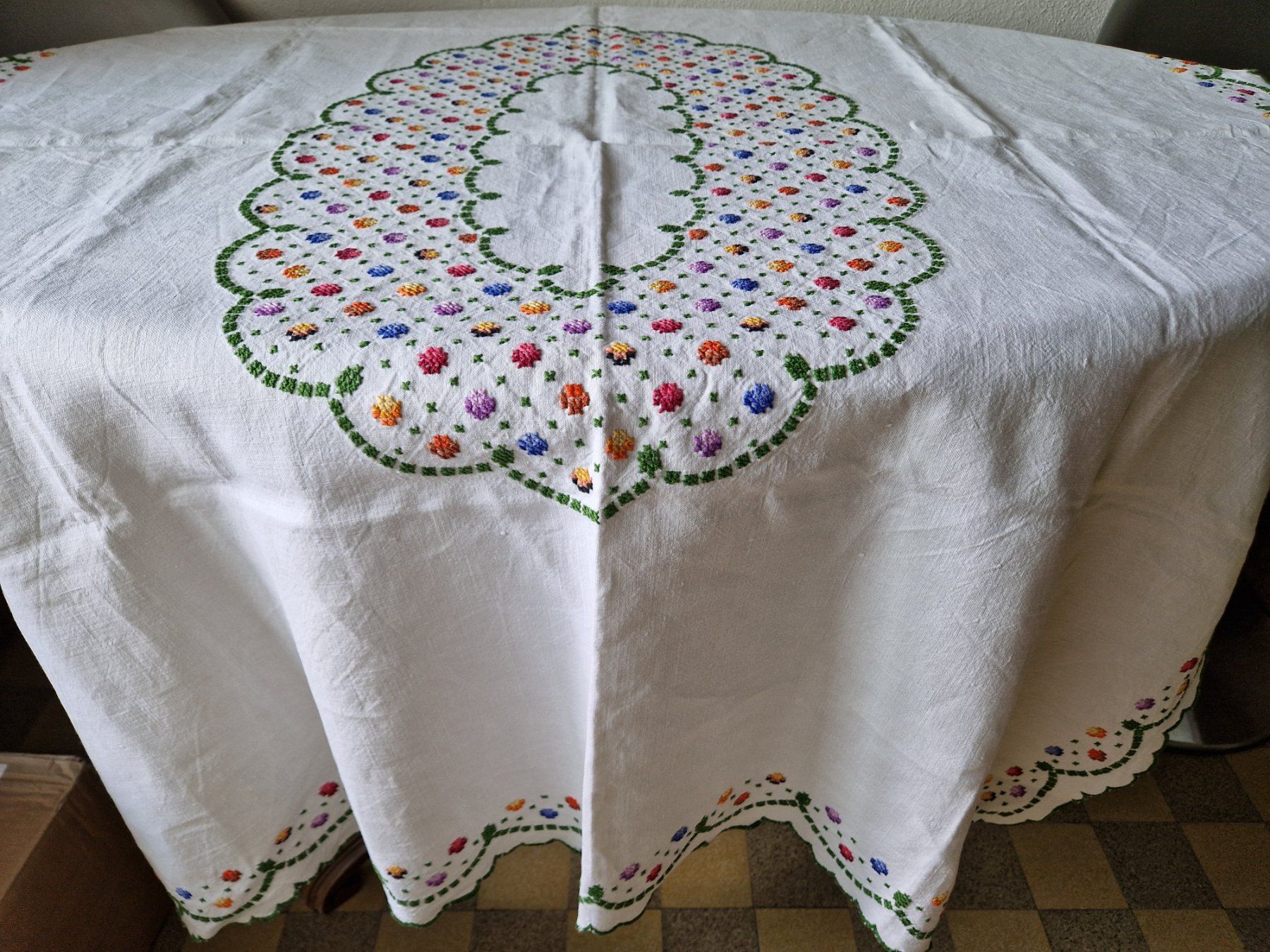 Altra biancheria da tavola: Handgestickte Tischdecke, Leinen,118x144cm – Nuovo (secondo la descrizione) da Bern venduto da Antikbatik 1