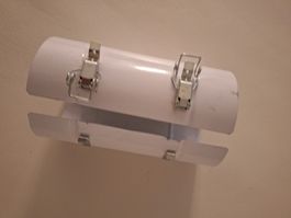 Rohrschelle aus Metall weiss mit Spannverschluss gebraucht
