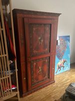 Antiker roter Holzschrank