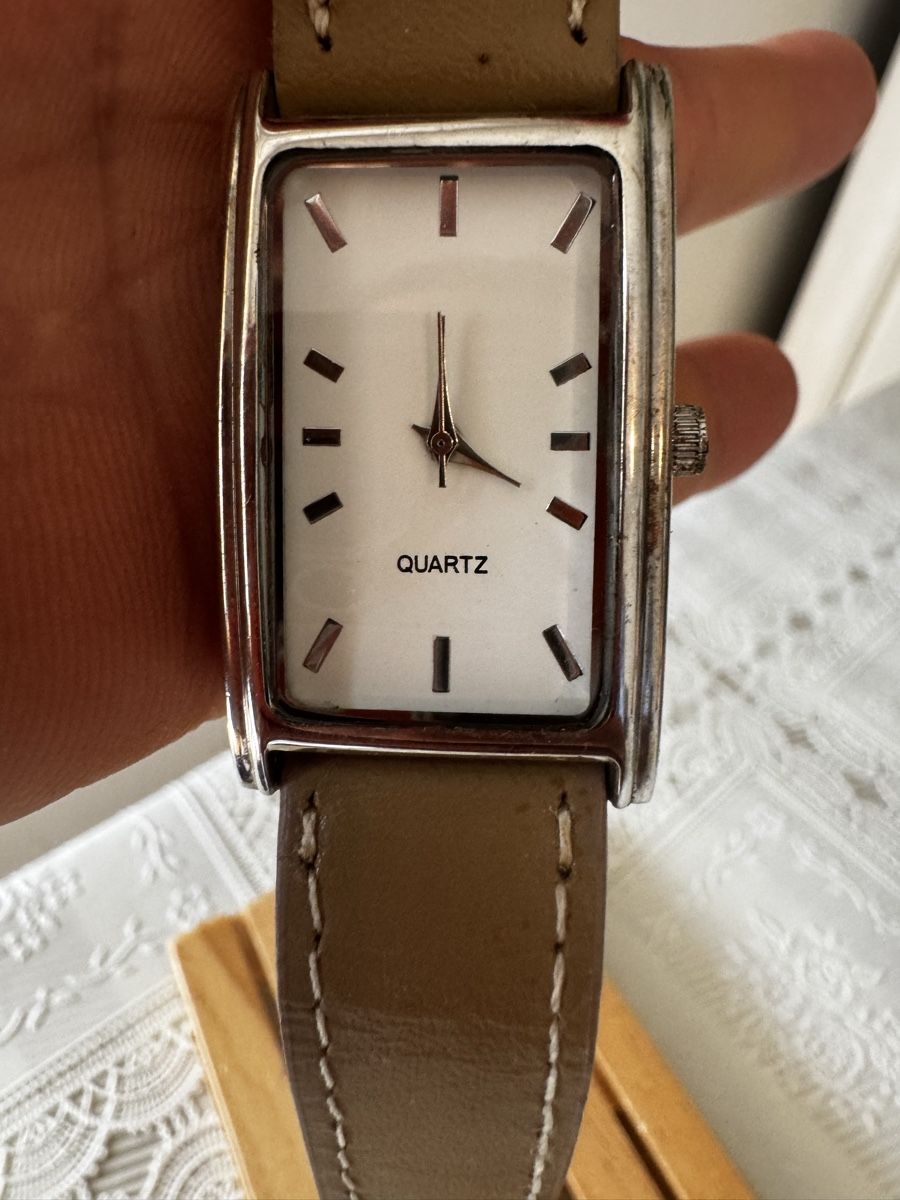 Uhren: Quartz Rectangular Wristwatch Silver  – Gebraucht aus Gerlafingen von naj_vj8s 1