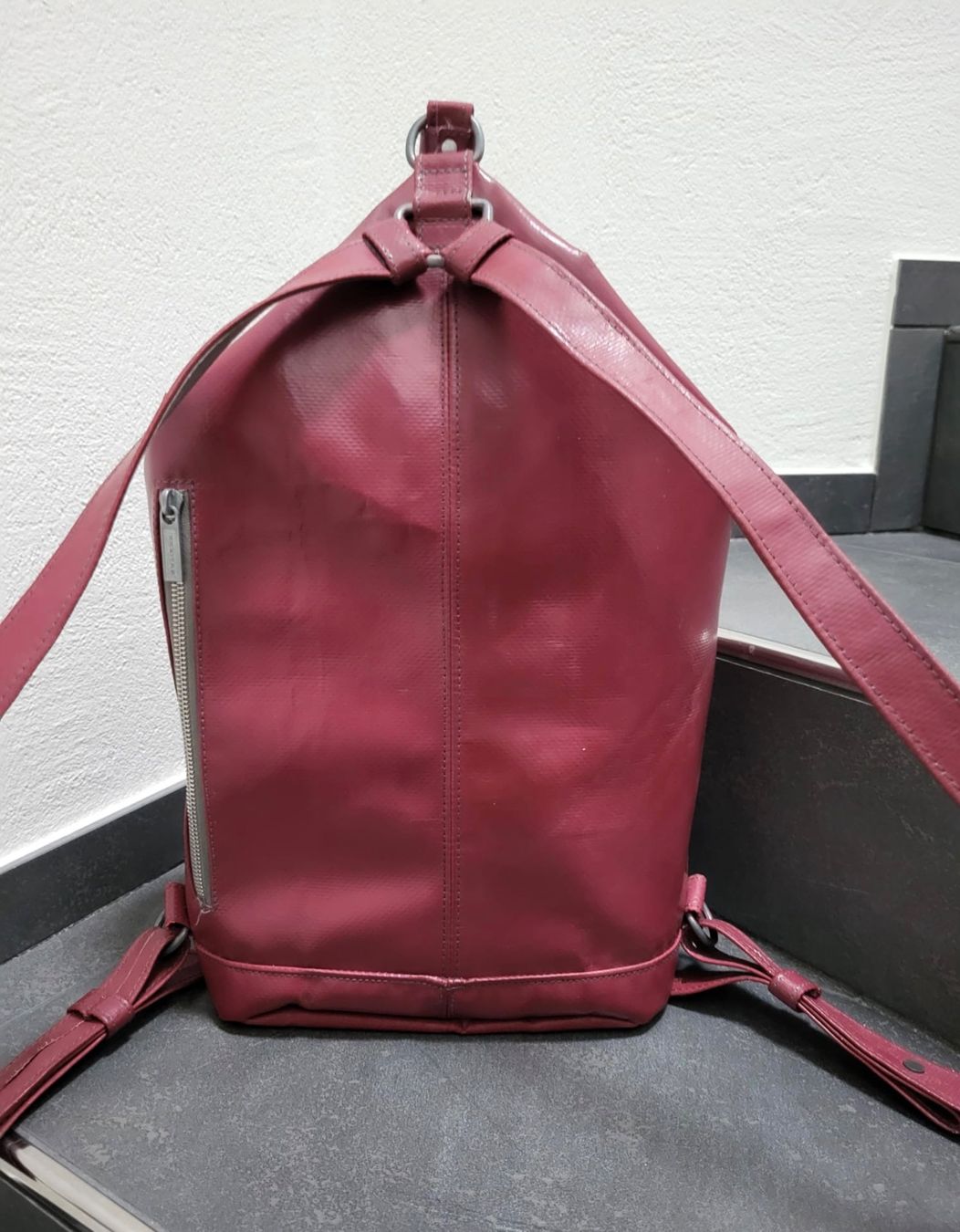 Freitag Zaini: Freitag Woolf R123 Backpack S/AUBERGINE MATT Reference-Linie – Usato da Winterthur venduto da LESA1015 1