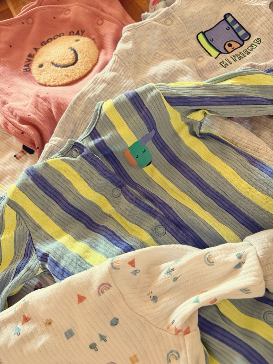 Lotti & Set di vestiti: Baby Strampler Set mit 12 Stramplern bunte Muster Grösse 56 – Usato da Uitikon Waldegg venduto da sgbee 2
