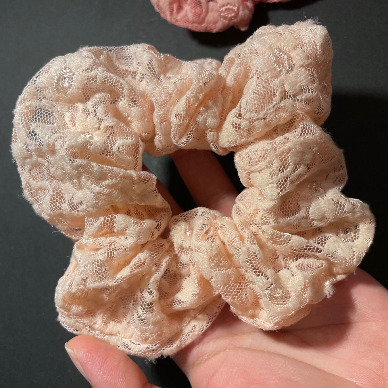 Accessori per capelli: NEU: 2 Scrunchies Haargummis beige/rosa – Nuovo e nell'imballaggio originale da Bellach venduto da Lapislazuli_blues 1