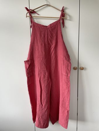 Luftiger Leinen-Jumpsuit / Latzhose in Himbeer-Pink